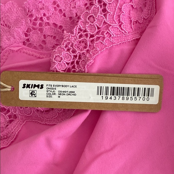 SKIMS FITS EVERYBODY Neon Orchid 
Lace Onesie Romper - Picture 8 of 9